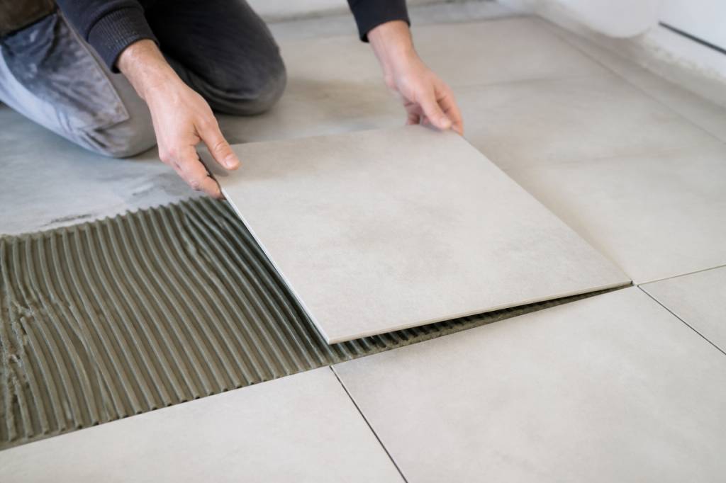 Carrelage pose sur carrelage : les étapes et conseils pour réussir vos travaux